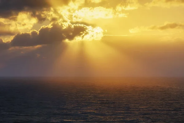 Goldene Sonnenstrahlen auf dem Meer bei Sonnenuntergang — Stockfoto
