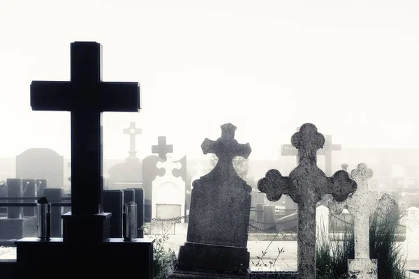 Cementerio con tumbas y niebla — Foto de Stock