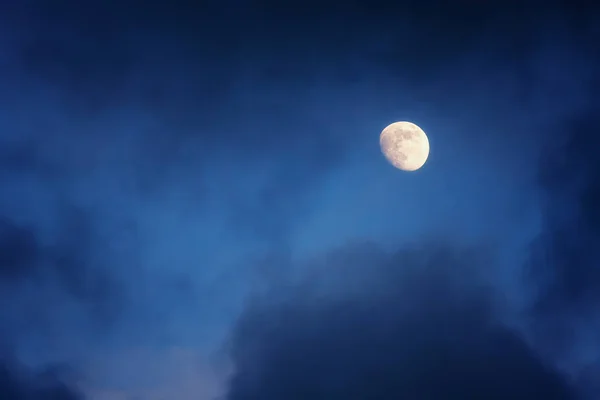 Encerando lua gibbous no céu nublado — Fotografia de Stock