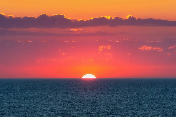 Pôr-do-sol vermelho no mar — Fotografia de Stock