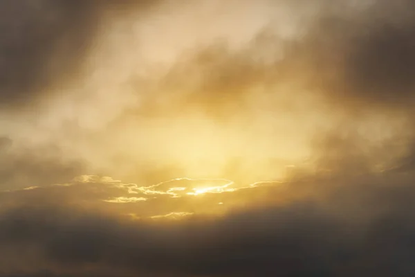 Goldene Wolkenlandschaft bei Sonnenuntergang — Stockfoto