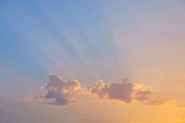 太陽の光で夕日の雲景 — ストック写真