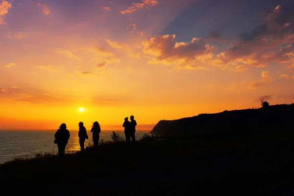 Menschen beobachten Sonnenuntergang in getxo — Stockfoto