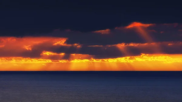 Raggi di sole dorati sul mare al tramonto — Foto Stock