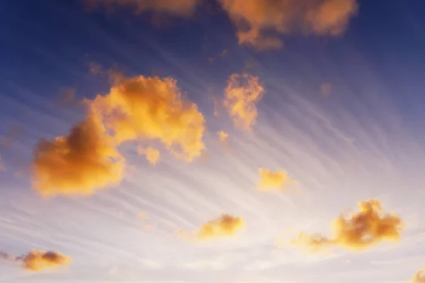 Bela paisagem nublada com nuvens cirrus ao pôr do sol — Fotografia de Stock