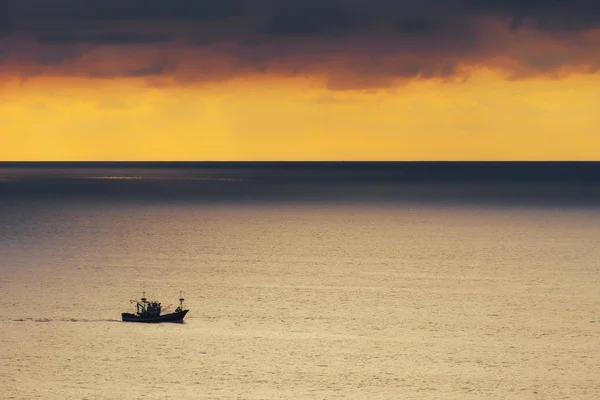 Navire de pêche au coucher du soleil — Photo