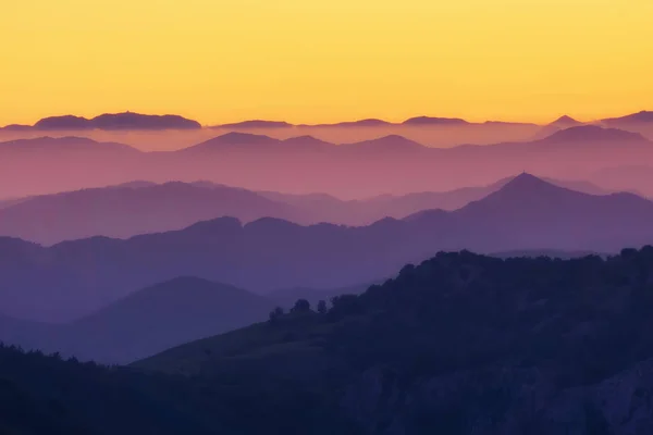 Gün batımında uzak dağ katmanların desen — Stok fotoğraf