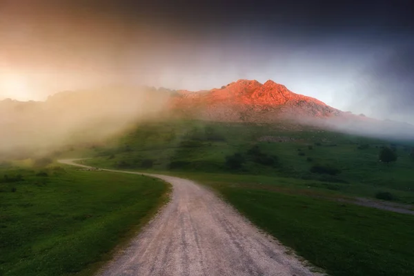 Nebbioso montagna di Anboto — Foto Stock