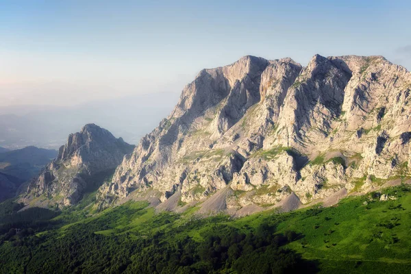 Urkiola 的 astxiki 和 alluitz 山 — 图库照片