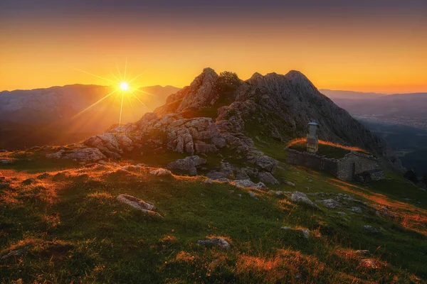 Shed on Urkiola mountain range at sunset — Stock Photo, Image