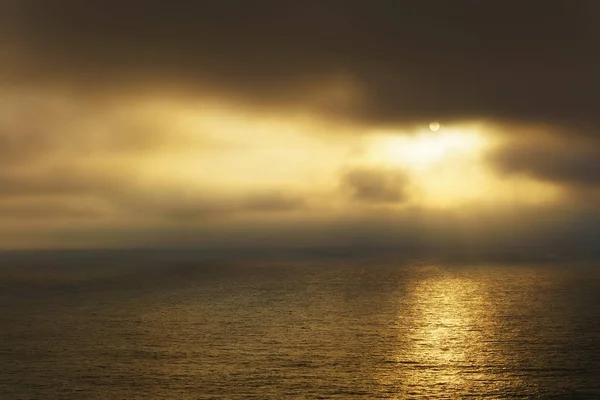 Atardecer dorado sobre el mar — Foto de Stock