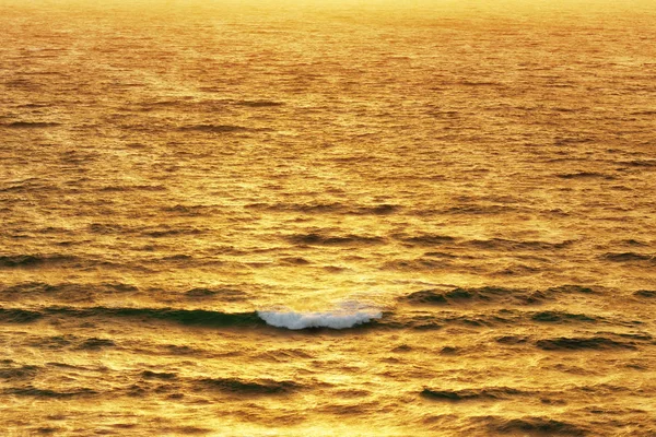 Κύμα στη θάλασσα το ηλιοβασίλεμα — Φωτογραφία Αρχείου
