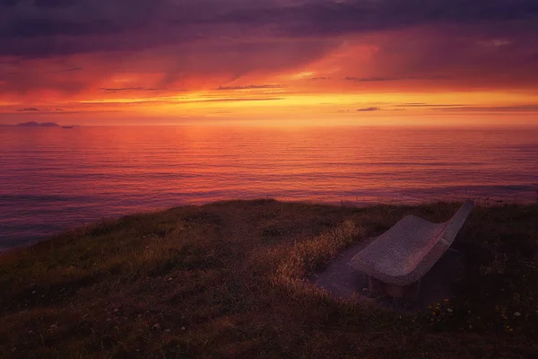 Ława o zachodzie słońca w pobliżu morza — Zdjęcie stockowe