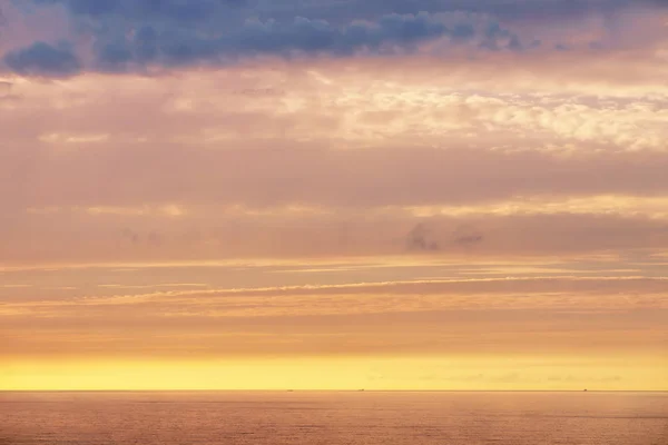 Hintergrund der schönen Wolkenlandschaft auf dem Meer — Stockfoto