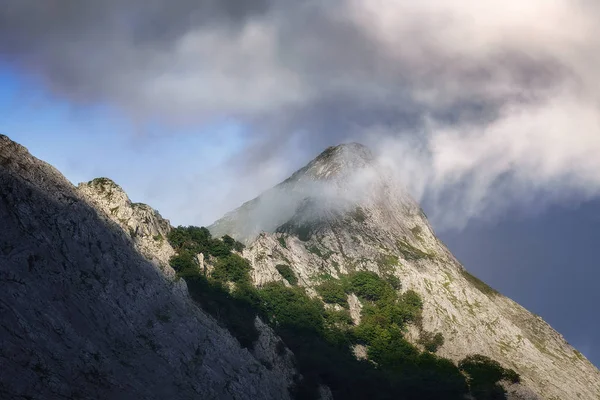 Гора Анбото с туманом — стоковое фото