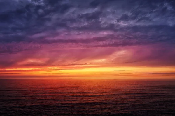 Paisagem marinha com pôr-do-sol vermelho — Fotografia de Stock