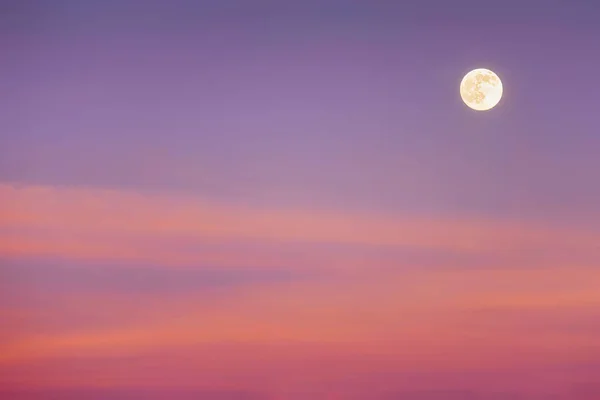 Lua cheia com nuvens de pôr do sol — Fotografia de Stock