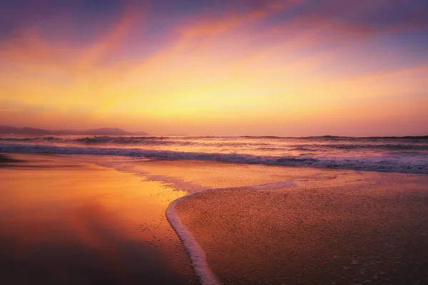 Pôr-do-sol vermelho na praia — Fotografia de Stock