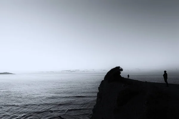 Людина дивиться море — стокове фото