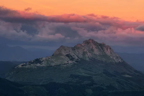 Udalaitz berg i solnedgången — Stockfoto