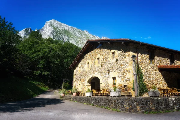 Baskisches Bauernhaus unter dem Anboto-Berg im Baskenland — Stockfoto