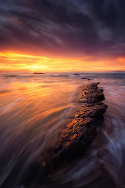 Felsen in Barrika Strand bei Sonnenuntergang — Stockfoto