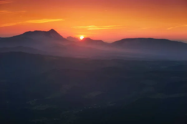 Soluppgång på Anboto mountain från Gorbea — Stockfoto