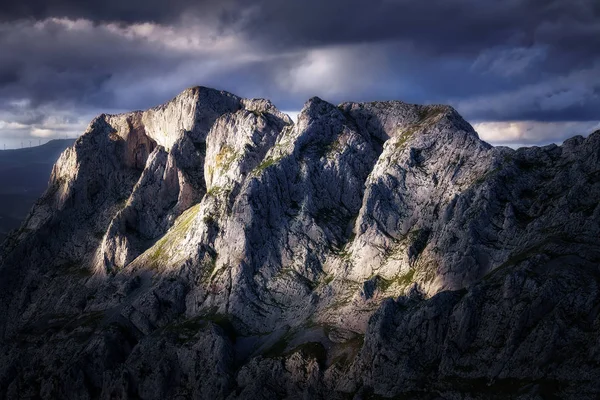 Scharfe felsige Berge in Urkiola — Stockfoto