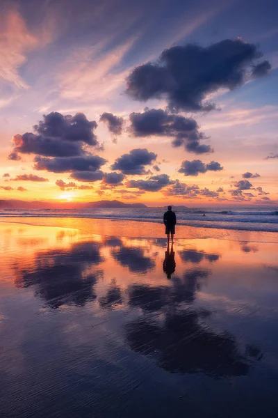 Plajda denizin düşünürken kişi — Stok fotoğraf