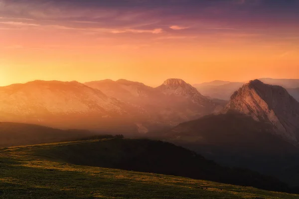 Urkiola catena montuosa al tramonto — Foto Stock