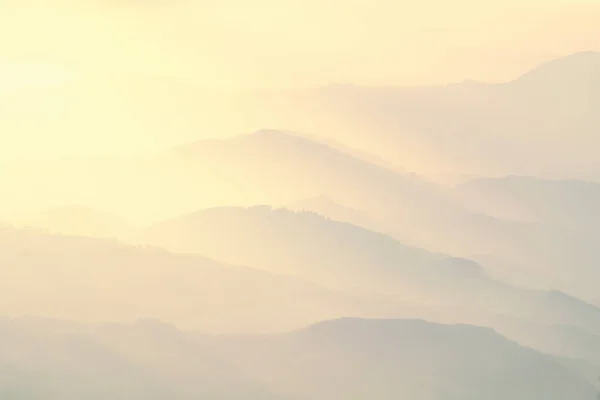 Mönster av avlägsen dimmiga bergen — Stockfoto
