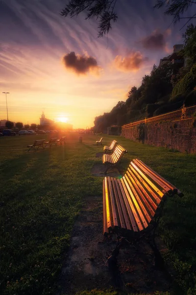 Bänke bei Sonnenuntergang, die das Sonnenlicht reflektieren — Stockfoto