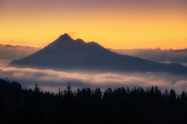 Sabah sis Udalaitz dağ Vadisi — Stok fotoğraf
