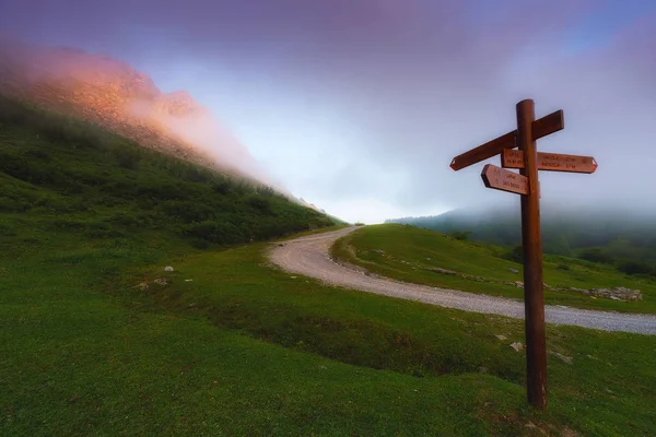 Signpost in the mountain — Stock Photo, Image