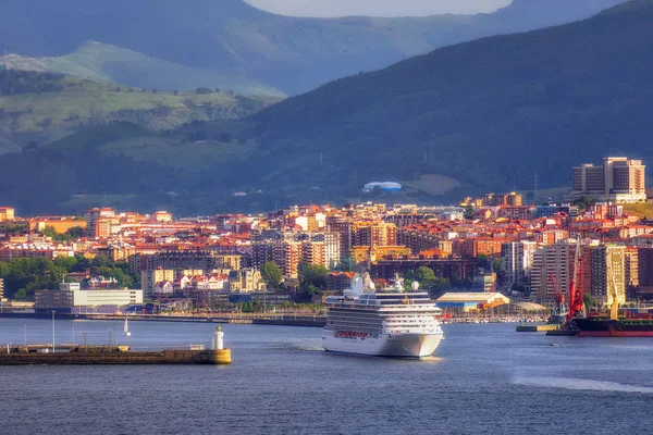 Cruzeiro saindo do porto de Bilbau — Fotografia de Stock