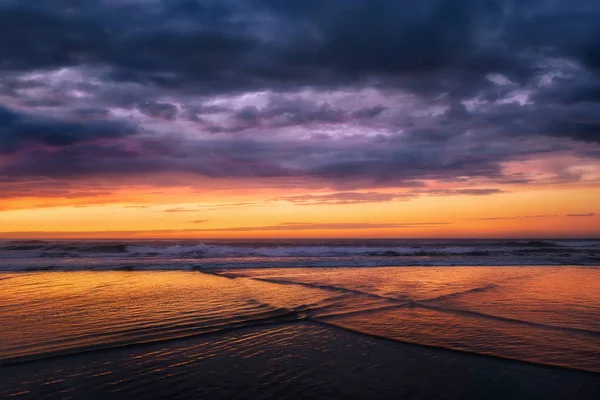 Gün batımında sahilde desteklemek — Stok fotoğraf