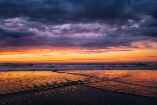 Orilla en la playa al atardecer —  Fotos de Stock