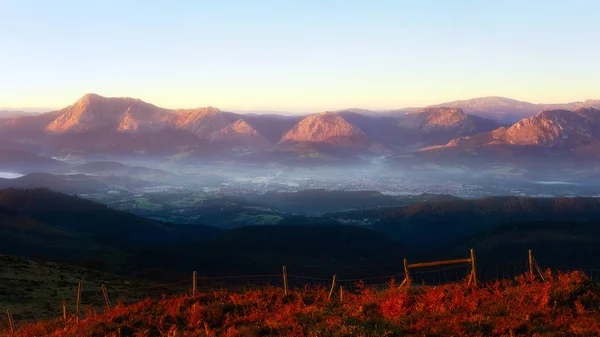 Durango ve Urkiola dağlar, gündoğumu — Stok fotoğraf