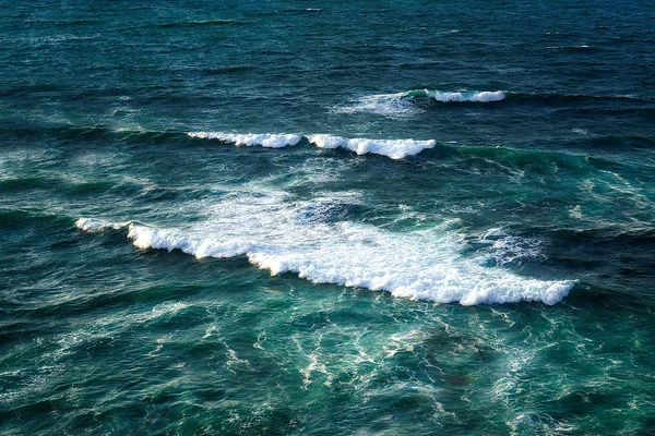 Paisaje marino con olas en mar agitado —  Fotos de Stock