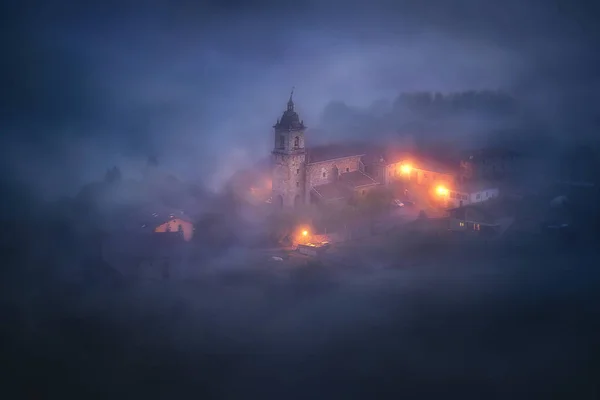 Iglesia bajo niebla por la noche en Aramaio — Foto de Stock