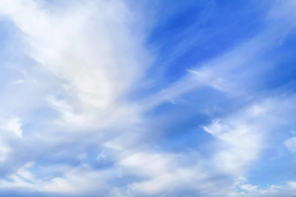 Krásná clouscape s cirrus mraky a modrá obloha — Stock fotografie