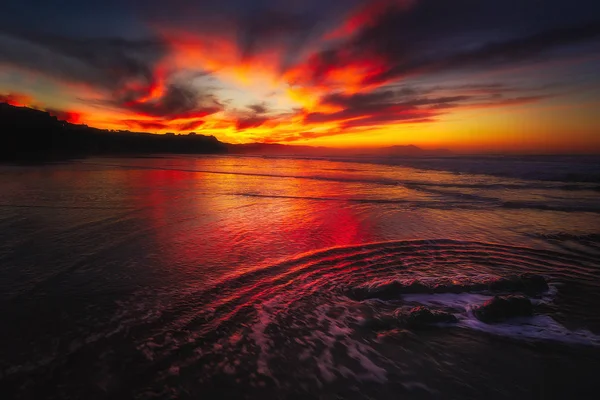 Pôr do sol vermelho da praia de Sopelana — Fotografia de Stock