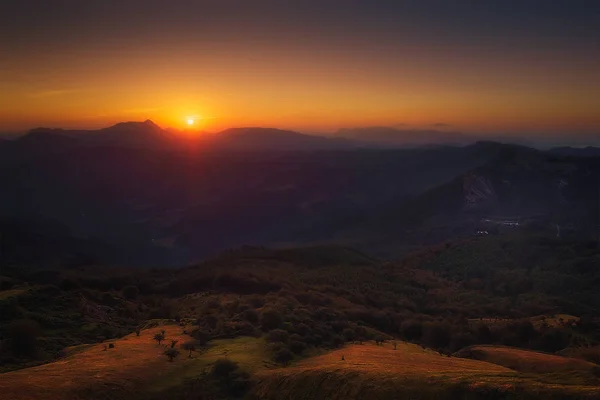 Valle dell'Arratia a Zeanuri all'alba — Foto Stock