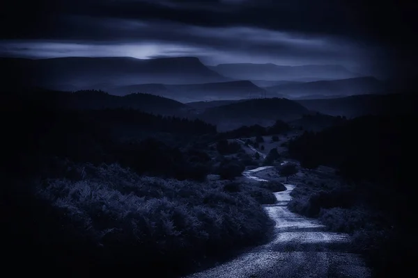 Pasth in den Bergen bei Nacht — Stockfoto