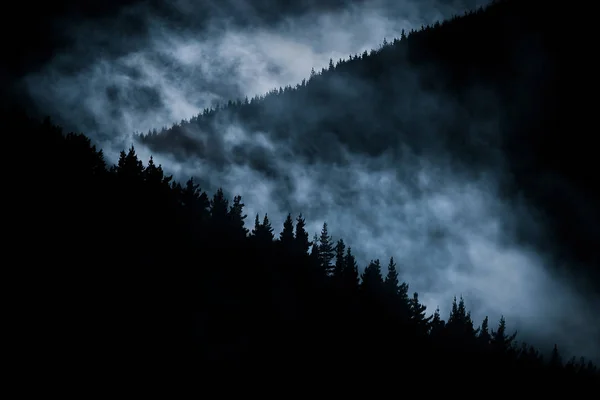 Τρομακτικό ομίχλη βουνό πλησιάζει — Φωτογραφία Αρχείου