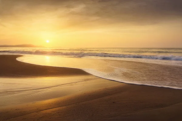 Plajă la apus de soare — Fotografie, imagine de stoc