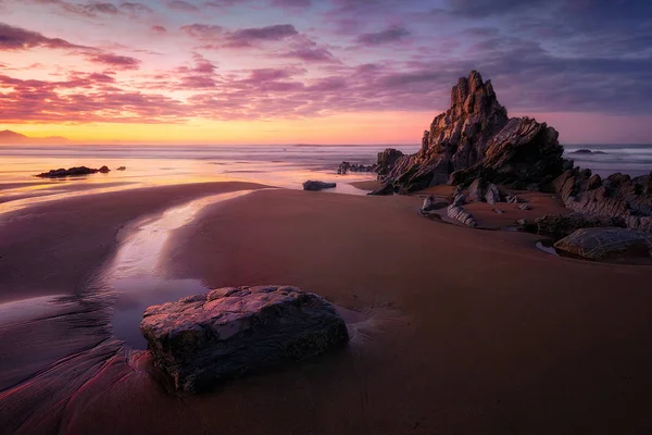 Rock v Sopelana pláž při západu slunce — Stock fotografie