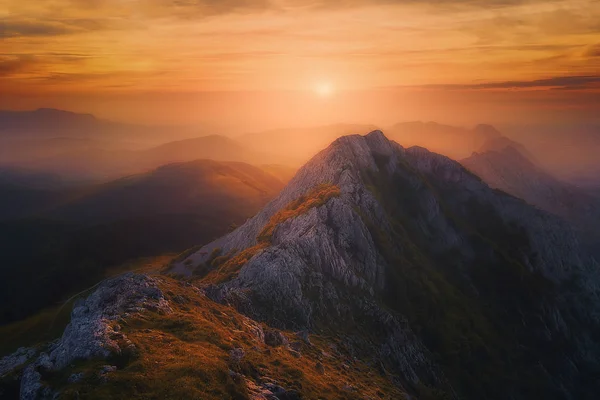 Anboto dağın aralıktaki puslu günbatımı — Stok fotoğraf