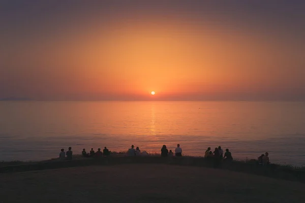 People watching the sunset on the sea in Barrika — Stock Photo, Image