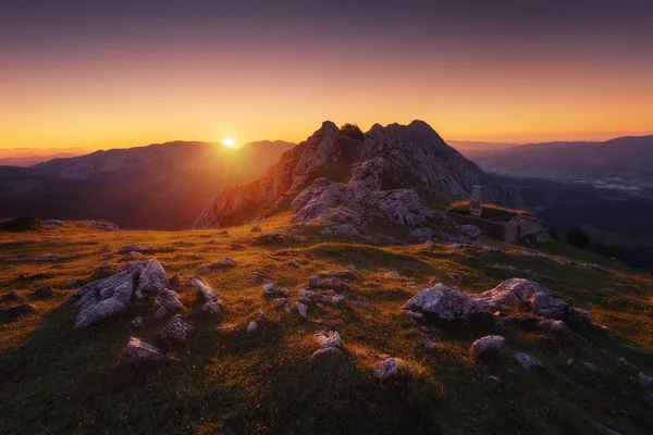 Rzucić na pasmo górskie Urkiola o zachodzie słońca — Zdjęcie stockowe